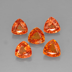 カラットの天然マンダリンオレンジサファイア（5×4.9 mm・トリリアント）