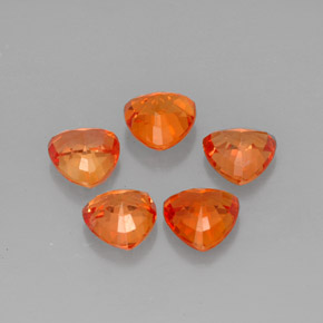 カラットの天然マンダリンオレンジサファイア（5×4.9 mm・トリリアント）