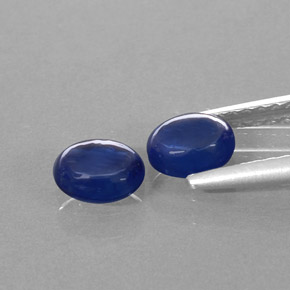 カラットの天然ブルーサファイア（5.2×4.3 mm・透明）