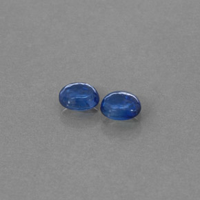 カラットの天然ブルーサファイア（5.1×4.2 mm・透明）