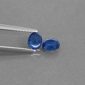 カラットの天然ブルーサファイア（5.1×4.2 mm・透明）