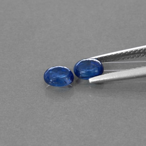 カラットの天然ブルーサファイア（5.1×4.2 mm・透明）