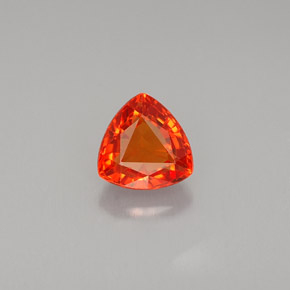 0.80カラットの天然赤みがかったオレンジサファイア（5.5×5.4 mm・トリリアント）