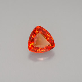 0.80カラットの天然赤みがかったオレンジサファイア（5.5×5.4 mm・トリリアント）