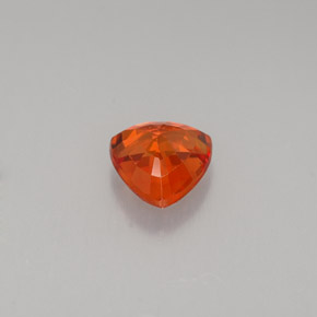 0.80カラットの天然赤みがかったオレンジサファイア（5.5×5.4 mm・トリリアント）