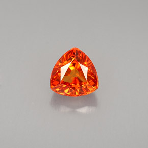 0.97カラットの天然マンダリンオレンジサファイア（5.5×5.4 mm・トリリアント）