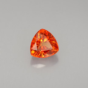 0.97カラットの天然マンダリンオレンジサファイア（5.5×5.4 mm・トリリアント）