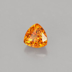 1.05カラットの天然マンダリンオレンジサファイア（5.6×5.5 mm・トリリアント）