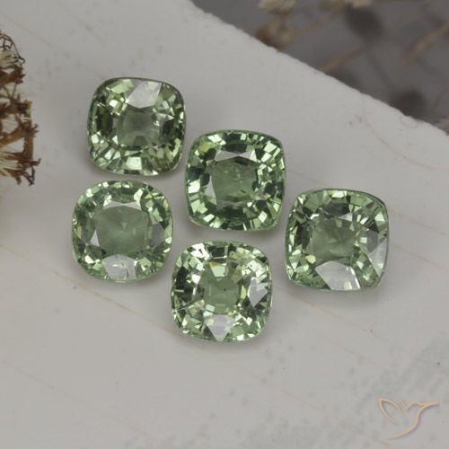 2.63カラットの天然Medium Light Green   サファイア（4.3×4.3 mm・クッションカット）