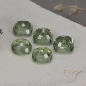 2.63カラットの天然Medium Light Green   サファイア（4.3×4.3 mm・クッションカット）