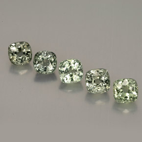 カラットの天然グリーンサファイア（4.3×4.3 mm・クッションカット）