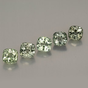 カラットの天然グリーンサファイア（4.3×4.3 mm・クッションカット）