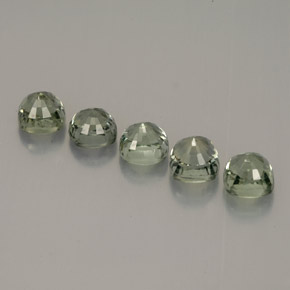 カラットの天然グリーンサファイア（4.3×4.3 mm・クッションカット）
