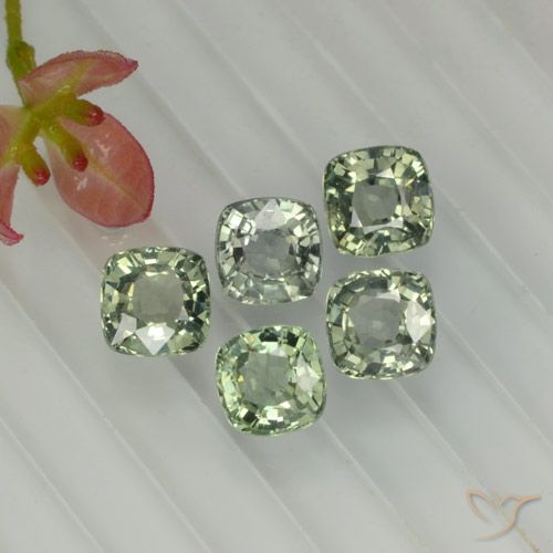2.66カラットの天然Medium Light Green   サファイア（4.4×4.4 mm・クッションカット）