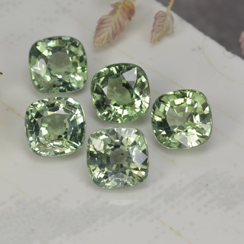 2.51カラットの天然Forest Green   サファイア（4.4×4.3 mm・クッションカット）