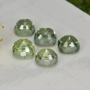 2.70カラットの天然非常に薄い緑サファイア（4.4×4.4 mm・クッションカット）