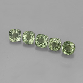 カラットの天然グリーンサファイア（4.3×4.3 mm・クッションカット）