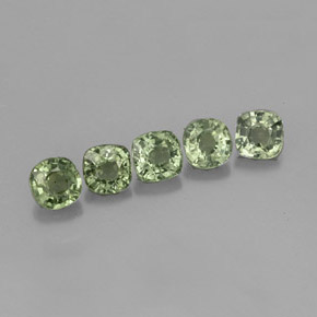 カラットの天然グリーンサファイア（4.3×4.3 mm・クッションカット）