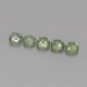 カラットの天然グリーンサファイア（4.3×4.3 mm・クッションカット）