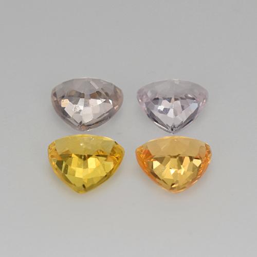 2.73カラットの天然マルチカラーサファイア（5.5×5.4 mm・トリリアント）