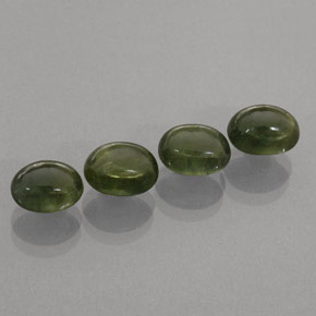 カラットの天然グリーンサファイア（7×5.2 mm・透明）