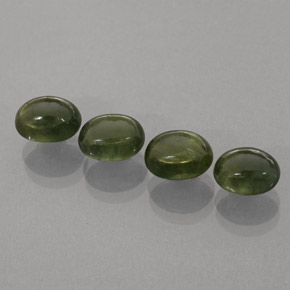 カラットの天然グリーンサファイア（7×5.2 mm・透明）
