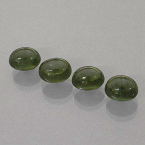 カラットの天然グリーンサファイア（7.1×5.3 mm・透明）