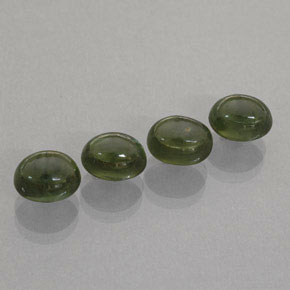 カラットの天然グリーンサファイア（7.1×5.3 mm・透明）