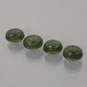 カラットの天然グリーンサファイア（7.1×5.3 mm・透明）