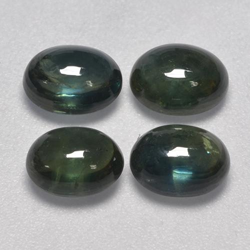 5.64カラットの天然フォレストグリーンサファイア（6.9×5.2 mm・オーバルカット）