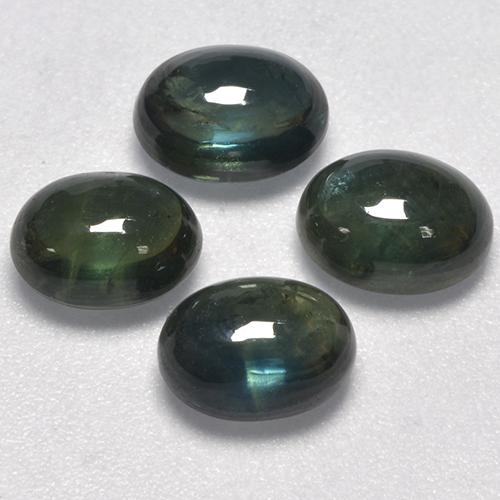 5.64カラットの天然フォレストグリーンサファイア（6.9×5.2 mm・オーバルカット）
