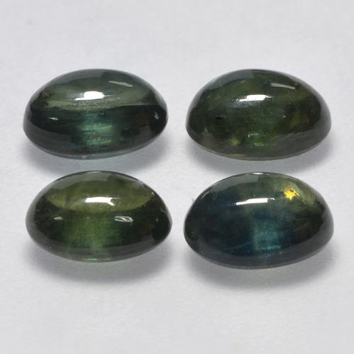 5.64カラットの天然フォレストグリーンサファイア（6.9×5.2 mm・オーバルカット）