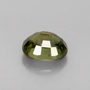 0.96カラットの天然ゴールデングリーンサファイア（6.1×5 mm・オーバルカット）