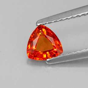 0.65カラットの天然マンダリンオレンジサファイア（5.5×5.5 mm・トリリアント）