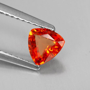 0.65カラットの天然マンダリンオレンジサファイア（5.5×5.5 mm・トリリアント）