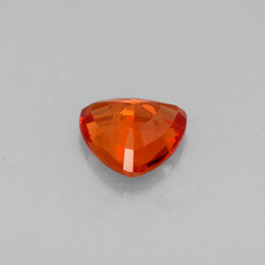 0.65カラットの天然マンダリンオレンジサファイア（5.5×5.5 mm・トリリアント）