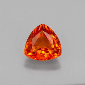 0.78カラットの天然マンダリンオレンジサファイア（5.5×5.5 mm・トリリアント）