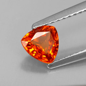 0.78カラットの天然マンダリンオレンジサファイア（5.5×5.5 mm・トリリアント）