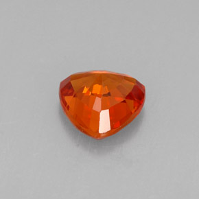 0.78カラットの天然マンダリンオレンジサファイア（5.5×5.5 mm・トリリアント）