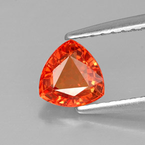 0.90カラットの天然マンダリンオレンジサファイア（5.5×5.5 mm・トリリアント）