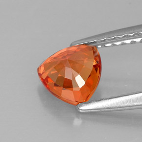 0.90カラットの天然マンダリンオレンジサファイア（5.5×5.5 mm・トリリアント）