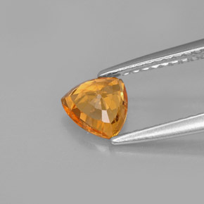 0.88カラットの天然オレンジサファイア（5.7×5.7 mm・トリリアント）