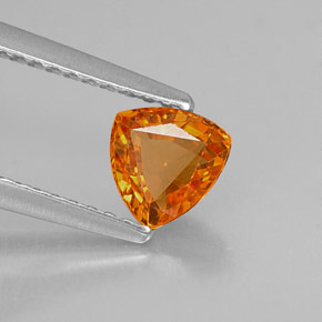 0.83カラットの天然マンダリンオレンジサファイア（5.6×5.5 mm・トリリアント）
