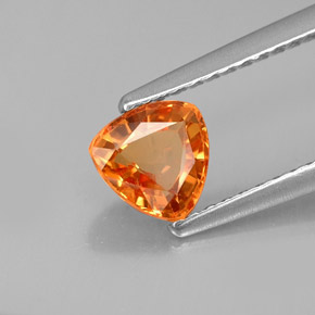 0.88カラットの天然オレンジサファイア（5.7×5.6 mm・トリリアント）