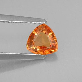 0.88カラットの天然オレンジサファイア（5.7×5.6 mm・トリリアント）