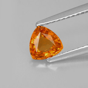 0.77カラットの天然マンダリンオレンジサファイア（5.6×5.5 mm・トリリアント）