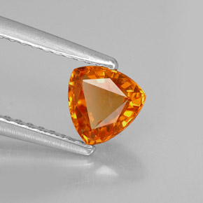 0.77カラットの天然マンダリンオレンジサファイア（5.6×5.5 mm・トリリアント）