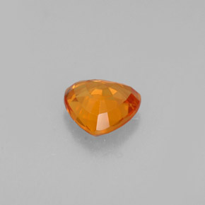 0.77カラットの天然マンダリンオレンジサファイア（5.6×5.5 mm・トリリアント）