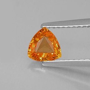 0.63カラットの天然マンダリンオレンジサファイア（5.6×5.4 mm・トリリアント）