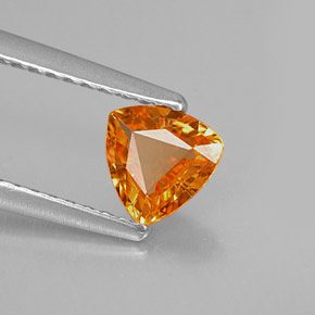 0.63カラットの天然マンダリンオレンジサファイア（5.6×5.4 mm・トリリアント）